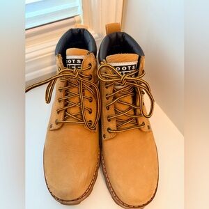 Roots Classic Tuff Boots with Black Collar Women’s Size 8